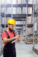 Kontrola stanu technicznego regałów magazynowych 1